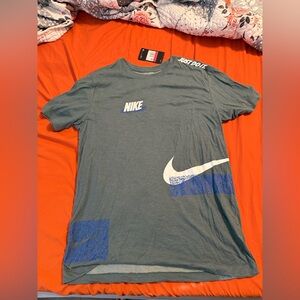 Nike Men's Gray and Blue Graphic Tee